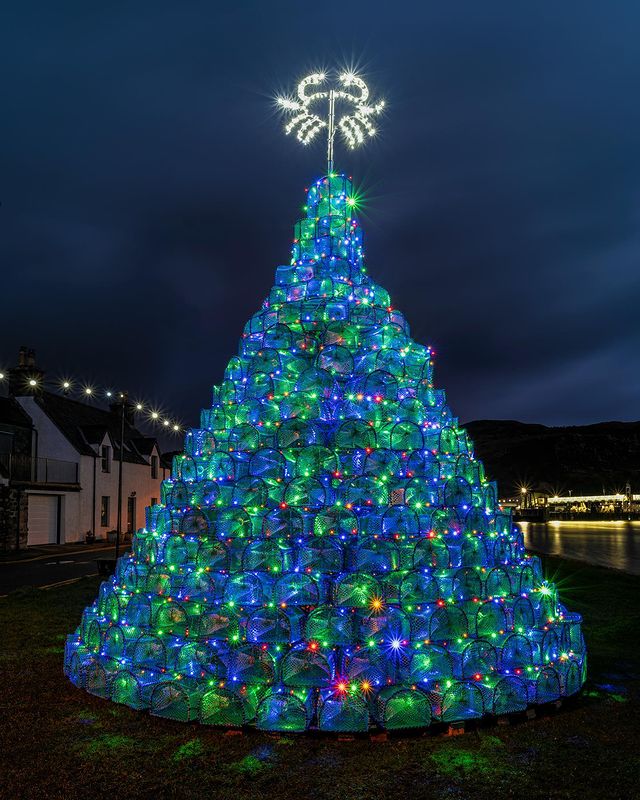 How stunning is this?! 🤩 The famous #Ullapool 'Creel Tree', made by a local community group using hundreds of fishing creels as a festive tradition that started in 2016 🎄🦀

📍 Ullapool, #Highlands📷 IG/@johnpow1 #TalesOfScotland