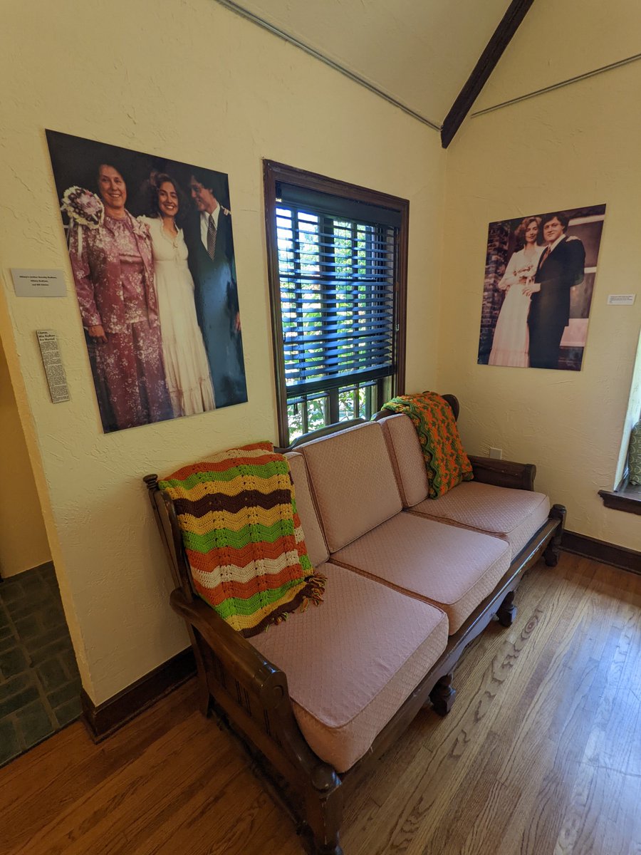 New year, same 70s vibe at the
#ClintonHouseMuseum💚💛🤎

We 🧡 preserving the past in this little house in
#FayettevilleArkansas where Bill &amp; #HillaryClinton
wed! The rest, as they say, is history✨

Step into the time capsule every week from Th-Sat!
Admission is always free. ✌️