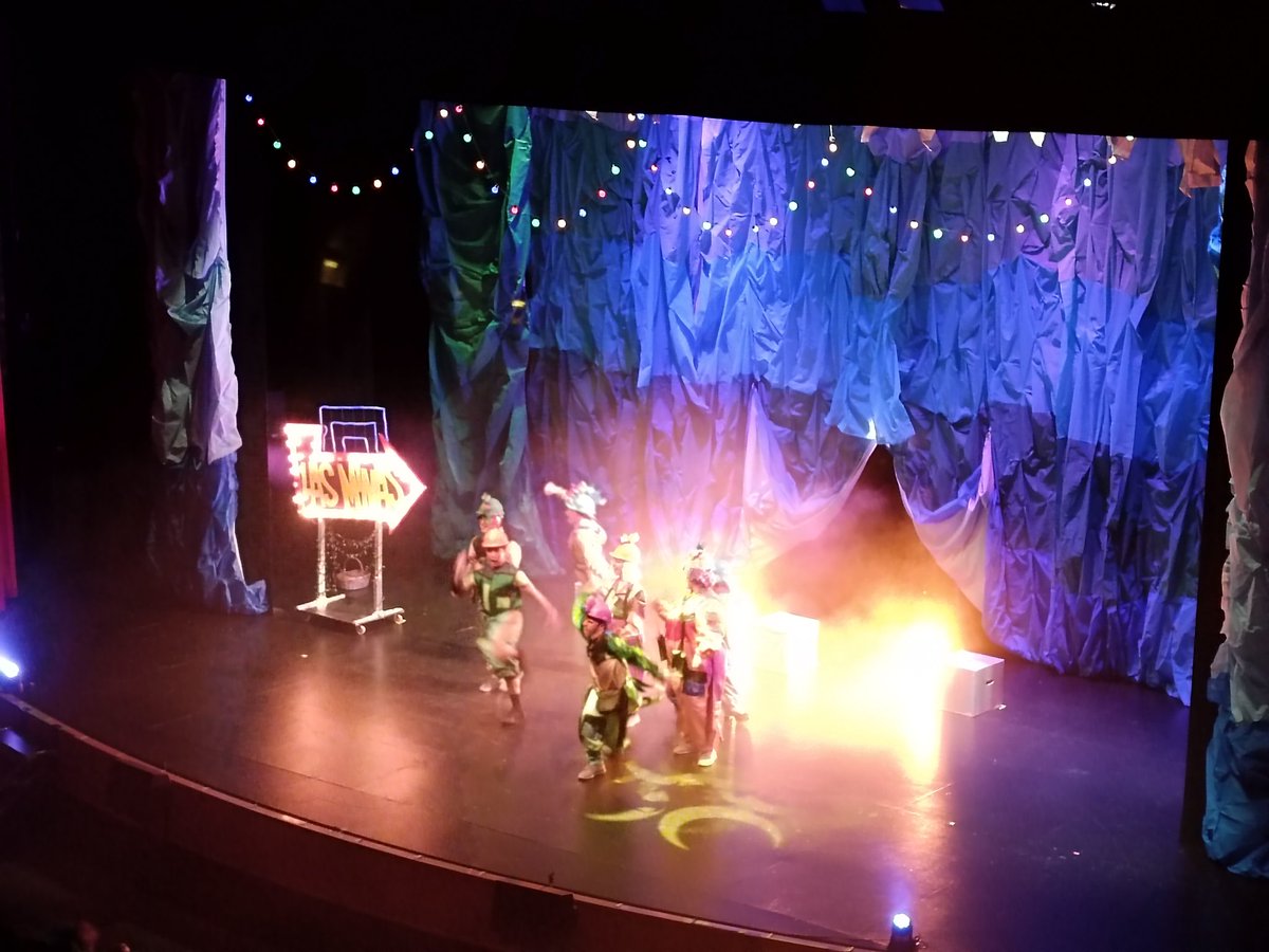 Csar_lg's tweet photo. La historia de Blancanieves...pero algo cambiada (mejorada) 😃 ¡Muy recomendable! "Los príncipes azules en los paquetes de galletas" 😂 #musicalblancanieves en #rivasvaciamadrid #elreinodelaperfeccion https://t.co/V22kFwXZ7j