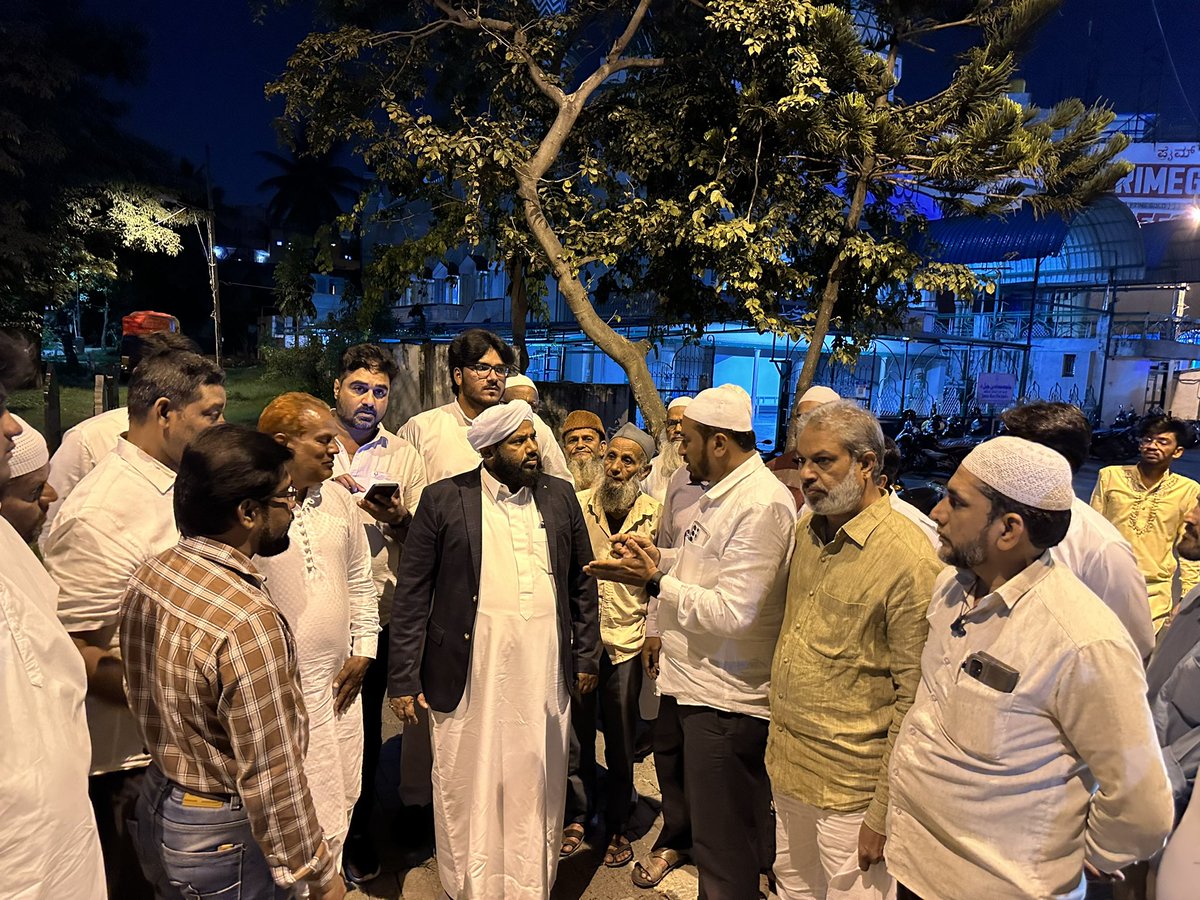 shafi_saadi's tweet photo. ಬೆಂಗಳೂರಿನ ಮಡಿವಾಳ ಜಾಮಿಯಾ ಮಸೀದಿ ಗೆ ಭೇಟಿ ನೀಡಿ ಸಮಿತಿಯವರ ಅಹವಾಲುಗಳನ್ನು ಸ್ವೀಕರಿಸಿದೆನು .. ಇರುವ ವ್ಯಾಜ್ಯಗಳ ಬಗ್ಗೆ ಕೂಲಂಕುಷವಾಗಿ ಪರಿಶೀಲಿಸಿ ಸೂಕ್ತ ಕ್ರಮಗೊಳ್ಳಲು ಅಧಿಕಾರಿಗಳಿಗೆ ಸೂಚಿಸಿದೆನು https://t.co/E7QyzjpSwZ