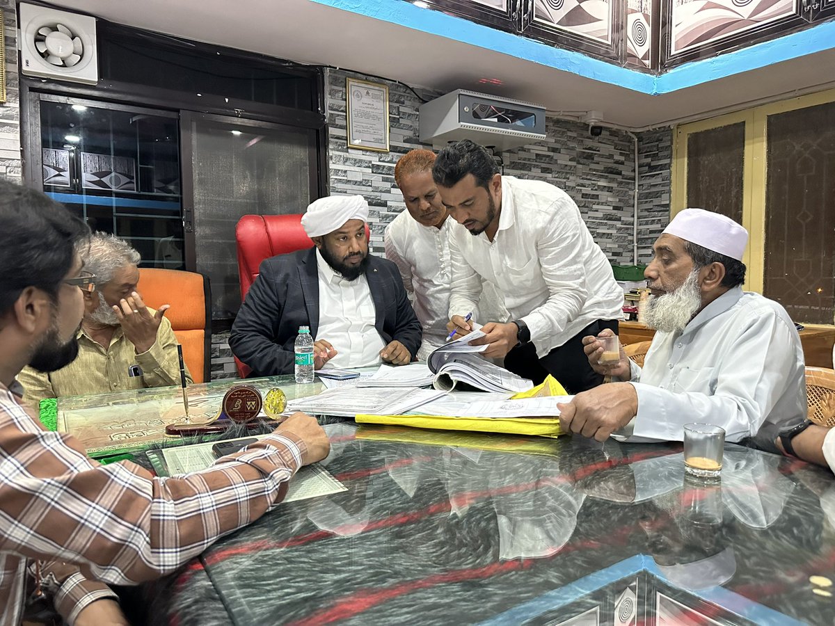 shafi_saadi's tweet photo. ಬೆಂಗಳೂರಿನ ಮಡಿವಾಳ ಜಾಮಿಯಾ ಮಸೀದಿ ಗೆ ಭೇಟಿ ನೀಡಿ ಸಮಿತಿಯವರ ಅಹವಾಲುಗಳನ್ನು ಸ್ವೀಕರಿಸಿದೆನು .. ಇರುವ ವ್ಯಾಜ್ಯಗಳ ಬಗ್ಗೆ ಕೂಲಂಕುಷವಾಗಿ ಪರಿಶೀಲಿಸಿ ಸೂಕ್ತ ಕ್ರಮಗೊಳ್ಳಲು ಅಧಿಕಾರಿಗಳಿಗೆ ಸೂಚಿಸಿದೆನು https://t.co/E7QyzjpSwZ