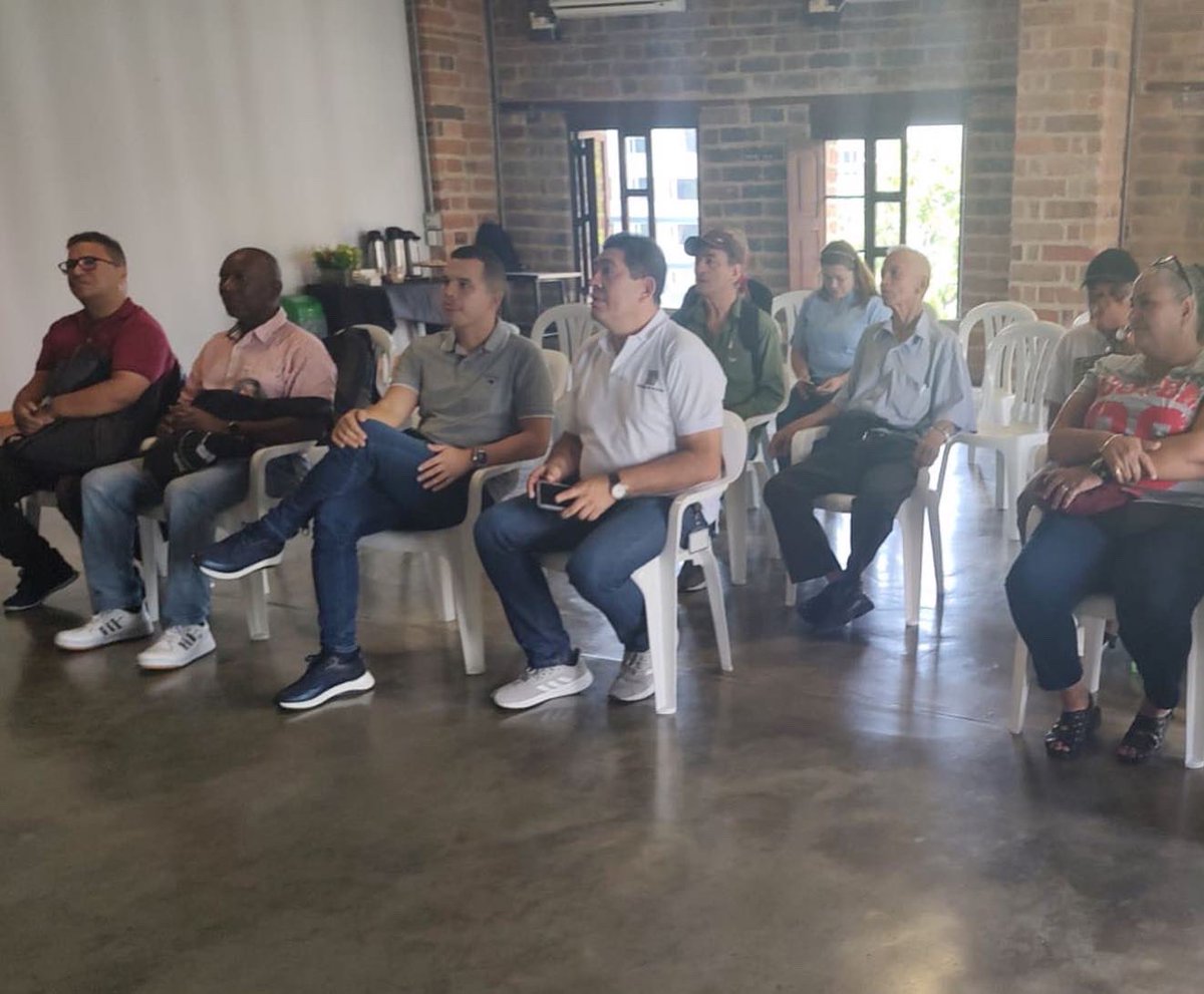 Orlandojza's tweet photo. Participamos en la Mesa de comerciantes formales e informales de la Comuna 10- La Candelaria, donde hicimos un positivo balance del período 2022 y acordamos reunirnos próximamente para construir conjuntamente las metas 2023. Seguimos construyendo la #MedellínFuturo 🚀 https://t.co/E8XgnBjpXa