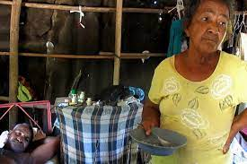 Enrique_GomezM's tweet photo. Estas son las realidades que encantan a los socialistas: pueblos empobrecidos, con hambre, pidiendo de rodillas en filas interminables un poco de limosna gubernamental. Ese es el paraíso chavista que Petro anhela para toda Colombia ¿Ustedes van a permitir eso colombianos? https://t.co/ouRagvjvNY