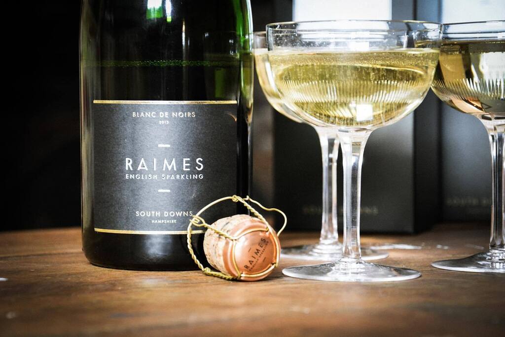 RaimesSparkling's tweet photo. 🍾 NEW YEAR’S EVE CELLAR DOOR 🍾
We are open tomorrow 1-5 pm. Do pop in for a New Year’s Eve glass of fizz or to stock up on bottles for home.
#newsyearsfizz #fizzparty #saturdaynight #alresford #hampshire #hampshirewine #englishvineyard #englishwine https://t.co/mE9ag7YN8O https://t.co/CrWpwiVxuV