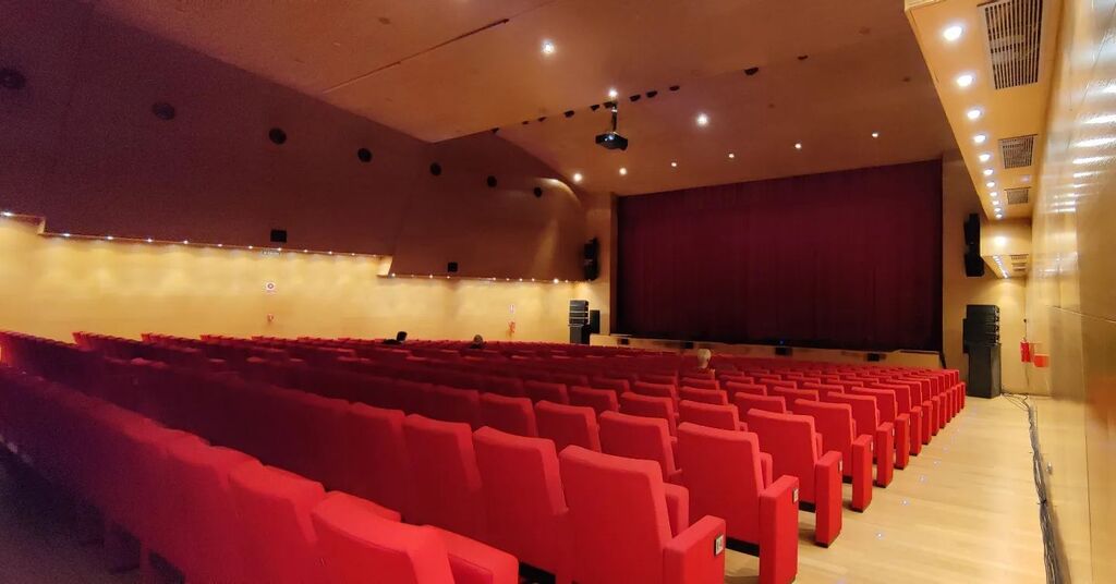 Esta noche en el @teatroelespinar se vivirá una noche mágica. El espectáculo #MiraQuienCanta arranca a las 20.30h, si no pudiste conseguir tu entrada, puedes verlo en directo desde el canal de COMUNICACIÓN AYUNTAMIENTO DE EL ESPINAR. … instagr.am/p/CmzZPqEMogv/