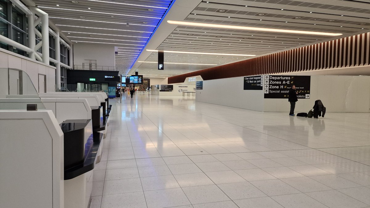 jkzawi's tweet photo. Great job @RoyalNavy through border control at @manairport in under 5 minutes.
Just back from Spain expecting queue up for hours but breeze through Passport Control in record time!
#Amazing #manchesterairport #borderforce #BorderForceStrike https://t.co/BPAN91EFQH