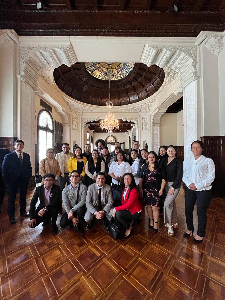 LuciaNolascoC's tweet photo. 11 de Noviembre
Hace un mes como parte de inicio de la IV Cumbre Internacional de la RMJP - REDMUN tuvimos la visita guiada en Palacio de Gobierno al cual asistieran las Delegaciones nacionales e internacionales 🇧🇴🇨🇴🇭🇹🇭🇳🇵🇾🇲🇽🇨🇷🇩🇴🇬🇹🇪🇨
#RMJP
#SomosAgentesDeCambio
#Agenda2030 https://t.co/VdFYWHzsMe