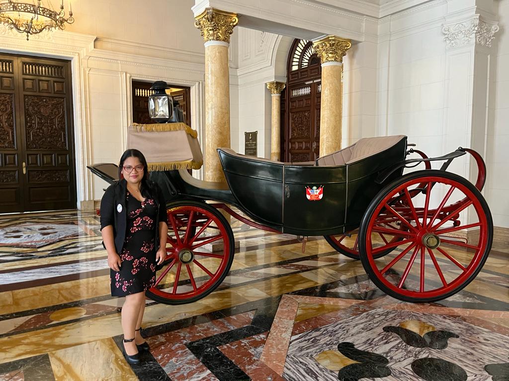 LuciaNolascoC's tweet photo. 11 de Noviembre
Hace un mes como parte de inicio de la IV Cumbre Internacional de la RMJP - REDMUN tuvimos la visita guiada en Palacio de Gobierno al cual asistieran las Delegaciones nacionales e internacionales 🇧🇴🇨🇴🇭🇹🇭🇳🇵🇾🇲🇽🇨🇷🇩🇴🇬🇹🇪🇨
#RMJP
#SomosAgentesDeCambio
#Agenda2030 https://t.co/VdFYWHzsMe