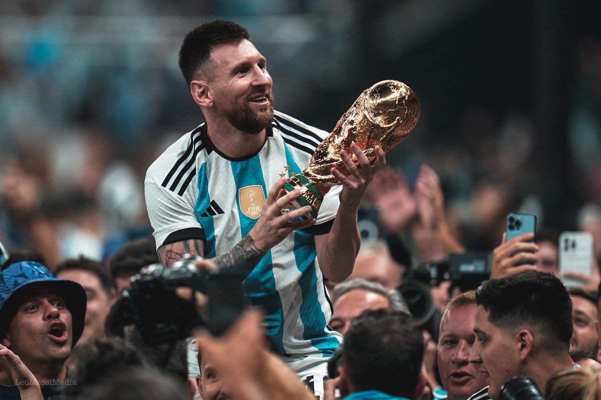 Saud555L's tweet photo. شهر ديسمبر مستحيل ينساه عشاق ميسّي ورونالدو !

18 ديسمبر : ميسي بطلاً للعالم 🏆 
30 ديسمبر : رونالدو رسمياً للنصر 🟡

سيتذكر التاريخ بأن ديسمبر 2022 كشف أكذوبة اعلامية استمرت لسنوات بأن ميسي له منافسين ! https://t.co/FjpaluEvwN