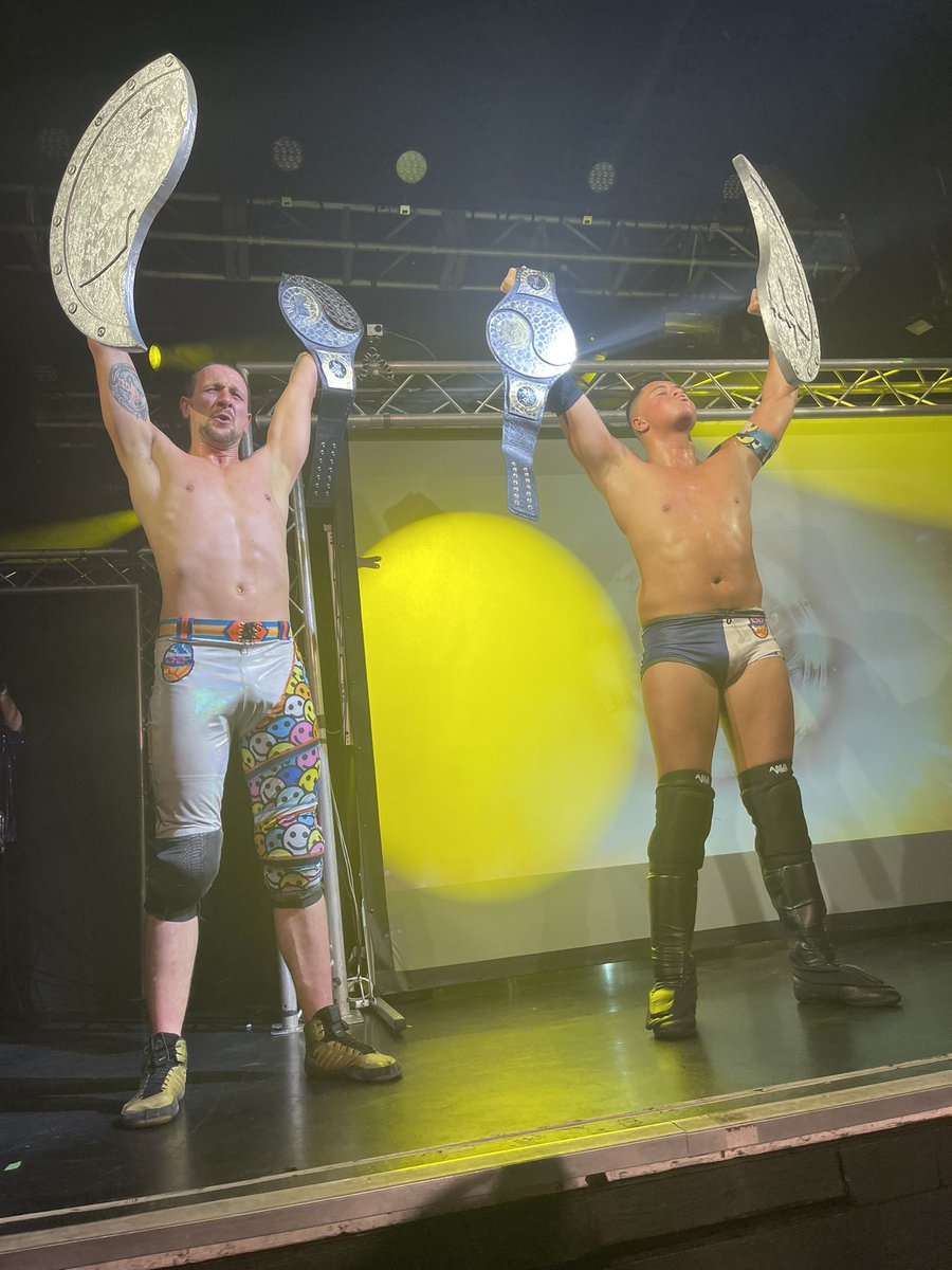 jrg1990's tweet photo. WHAT A MATCH!! Not one single person in this room is sat down. 

AND STILL: The Greatest Team @PureTKC and @ChuckMambo: SUNSHINE MACHINE!! 

@EddieDennis1986 and @MandrewsJunior award them the Shields and the two teams hug it out. 

INCREDIBLE!!

#Unboxing5 https://t.co/uOOlwFKJhc