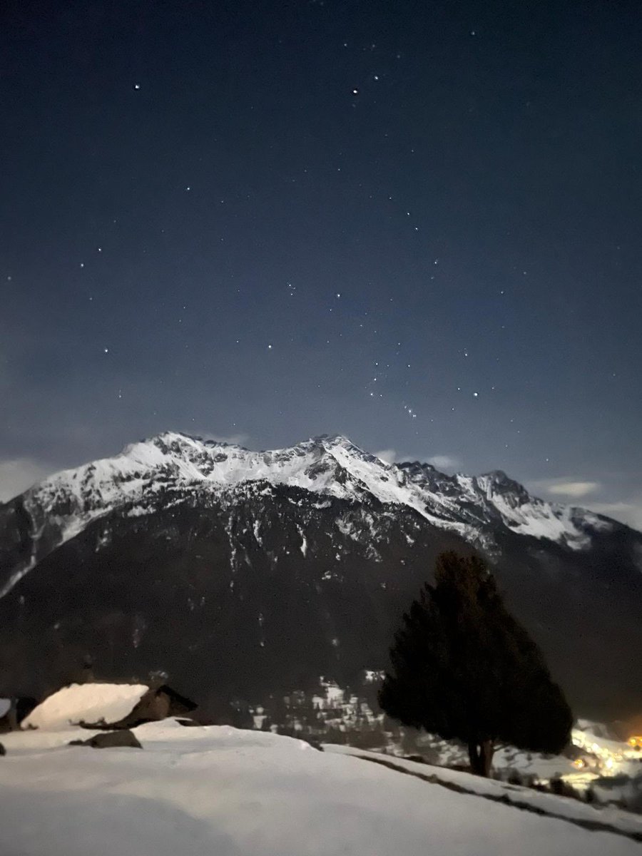 antojackie's tweet photo. #NotturniDiCittà #Champoluc #valdAyas #ValleDAosta
#VentagliDiParole
#30dicembre #MyPhoto https://t.co/iMu0BaZBct