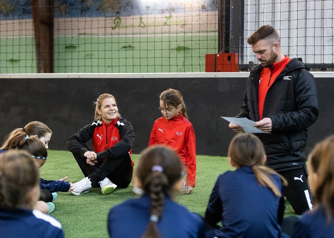 ELS_9_FRANCE's tweet photo. Fin de la 11ème édition de mes stages ⚽️🔥
Du plaisir, du partage et des rencontres avec des joueuses passionnées et motivées ! 

Merci les filles 🙏😉 https://t.co/PC0RTb2a9B