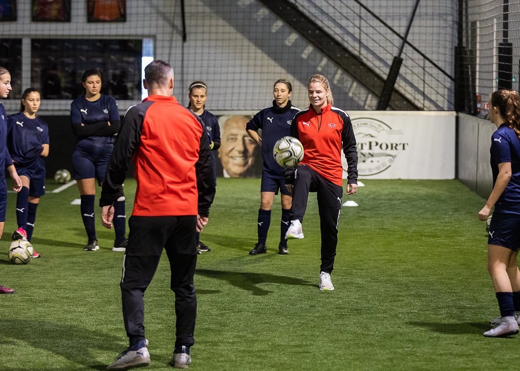 ELS_9_FRANCE's tweet photo. Fin de la 11ème édition de mes stages ⚽️🔥
Du plaisir, du partage et des rencontres avec des joueuses passionnées et motivées ! 

Merci les filles 🙏😉 https://t.co/PC0RTb2a9B