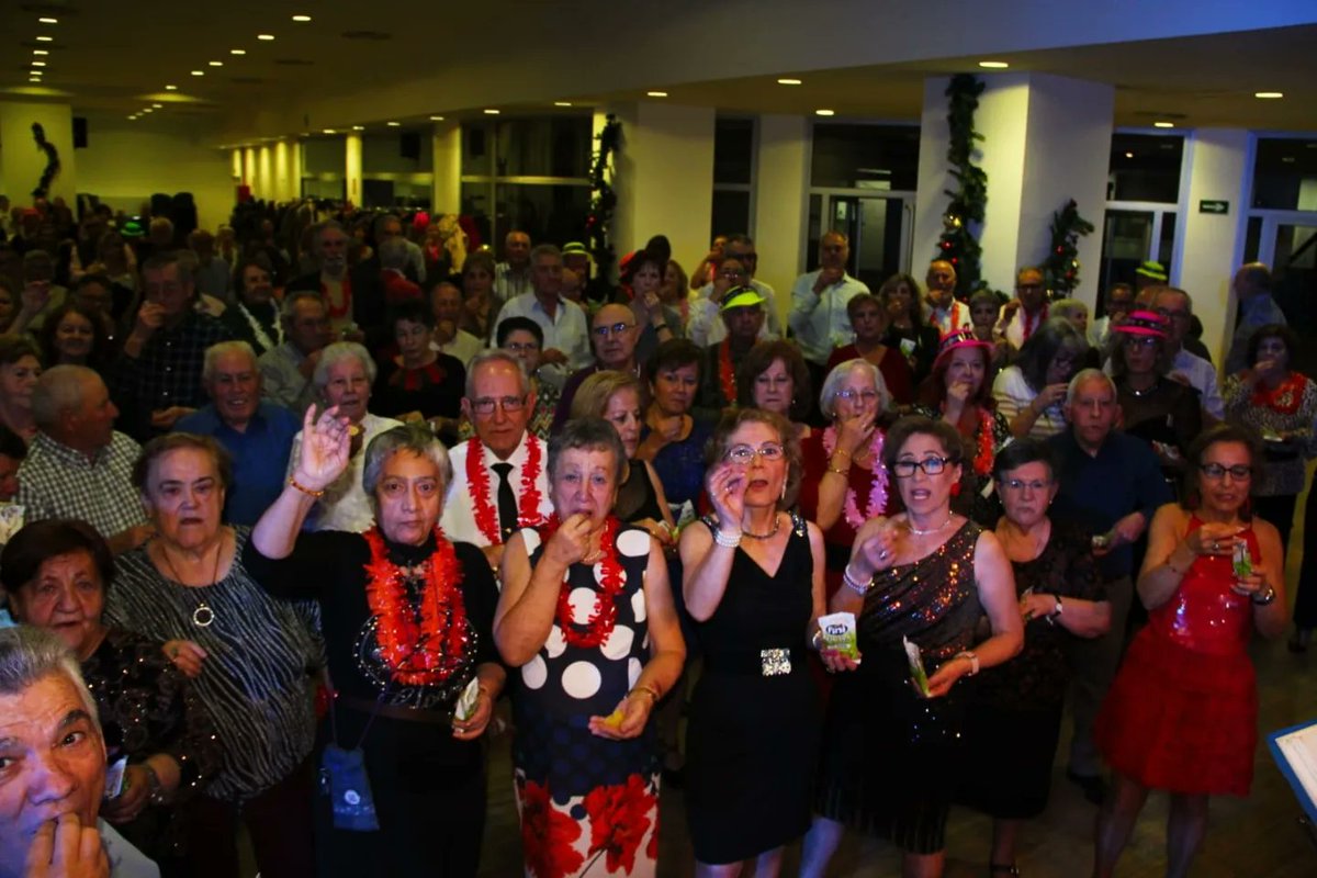 Arganda_Ayto's tweet photo. El Centro de Mayores ha acogido esta tarde un baile de gala para despedir el año al que han asistido unos 250 socios y socias del mismo, quienes han podido pasar una tarde diferente con baile con orquesta, cotillón, preuvas y chocolate con churros #NavidadenArganda #Arganda https://t.co/pcN4MeClYF