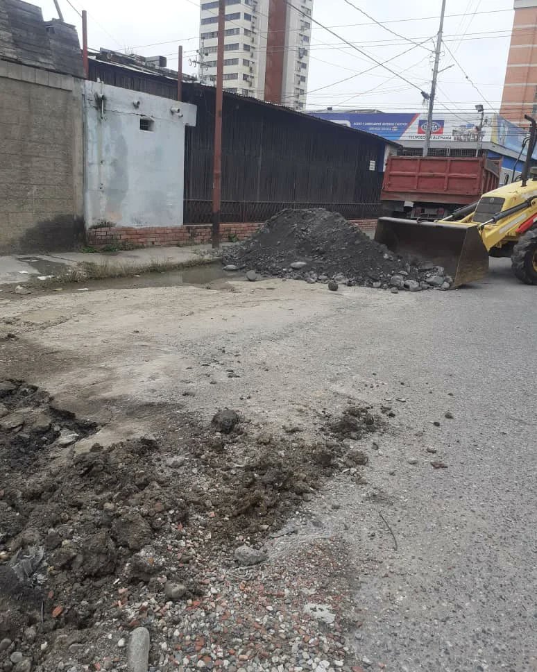 minaguasoficial's tweet photo. 📢Pueblo trabajador de @HidrolaraCA_ realiza labores de reparación de fuga de agua potable en la calle 11 de la parroquia Catedral del municipio Iribarren, dando cumplimiento a las instrucciones del Pdte. @NicolasMaduro🇻🇪💧 https://t.co/aQqQ6NGmXj