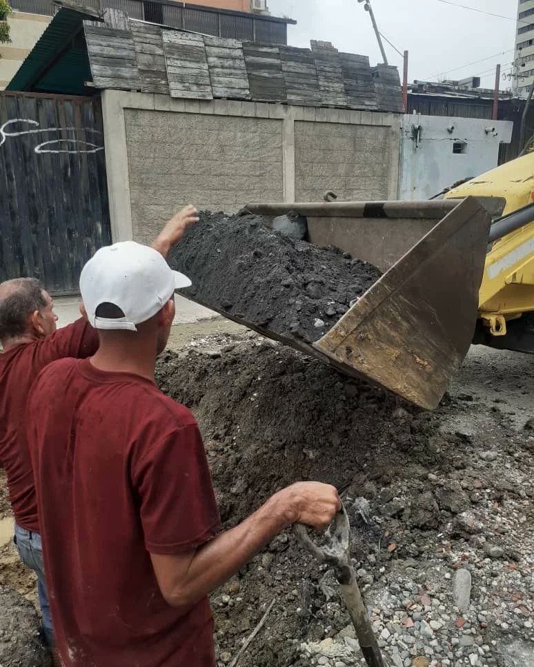minaguasoficial's tweet photo. 📢Pueblo trabajador de @HidrolaraCA_ realiza labores de reparación de fuga de agua potable en la calle 11 de la parroquia Catedral del municipio Iribarren, dando cumplimiento a las instrucciones del Pdte. @NicolasMaduro🇻🇪💧 https://t.co/aQqQ6NGmXj