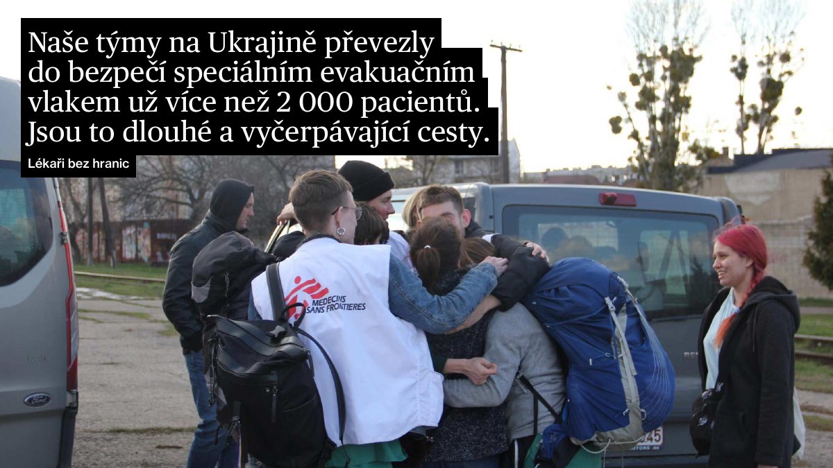 Tým Lékařů bez hranic se objímá poté, co převezl pacienty evakuačním vlakem, Lvov, Ukrajina, 2022. Foto: Maurizio Debanne / Lékaři bez hranic.