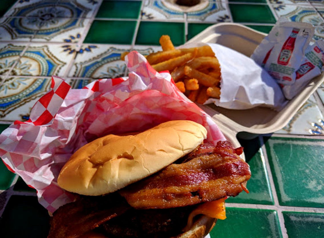 MojoBurger's tweet photo. "The best burgers ever … friendly staff and the food is awesome, affordable and healthy!" - Larisa L. https://t.co/prrW49Vydo