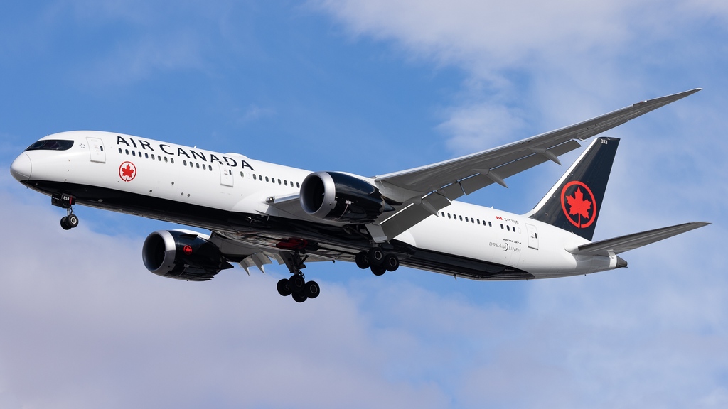 pettitaviation's tweet photo. It's a bit weird seeing a bandit mask on a 787, but honestly, I kind of dig the look! This @aircanada Boeing 787 was photographed on short final at LAS during my November trip there. https://t.co/ZityqNNpDY
