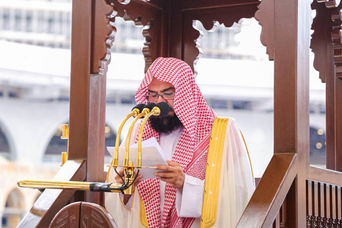 HaramainInfo's tweet photo. Images of Sheikh Sudais delivering the Khutbah and leading the Friday Prayers at Masjid Al Haram https://t.co/6wrMu9nMrb