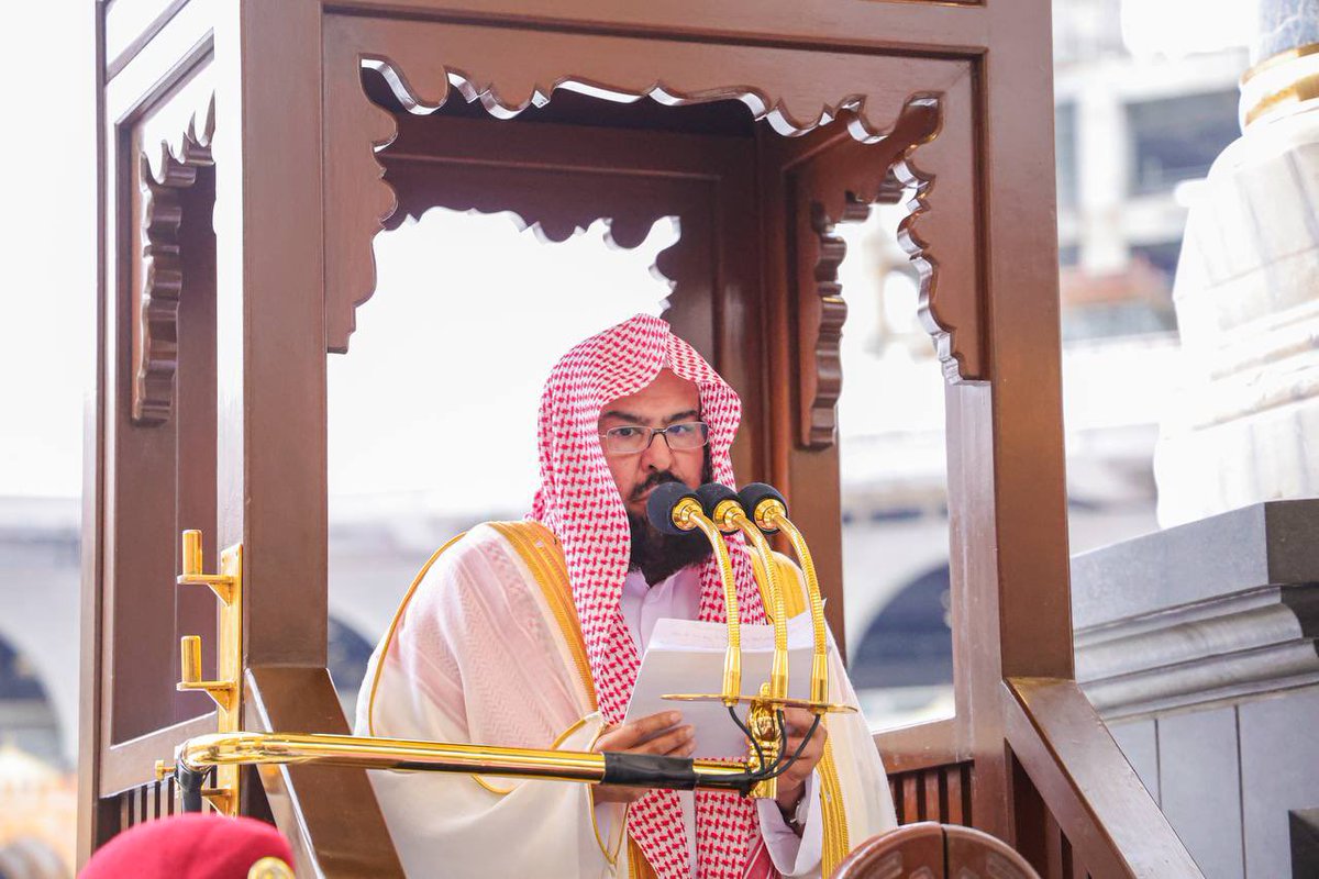 HaramainInfo's tweet photo. Images of Sheikh Sudais delivering the Khutbah and leading the Friday Prayers at Masjid Al Haram https://t.co/6wrMu9nMrb