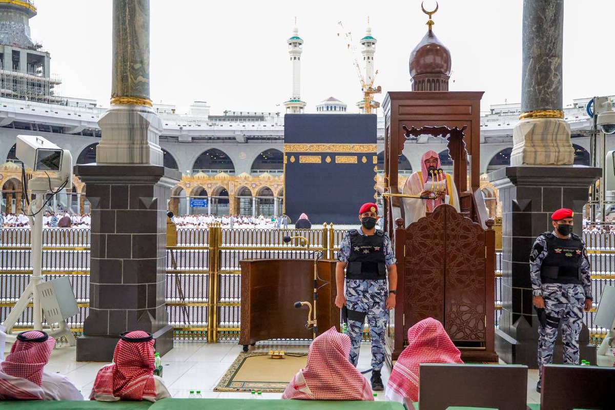 HaramainInfo's tweet photo. Images of Sheikh Sudais delivering the Khutbah and leading the Friday Prayers at Masjid Al Haram https://t.co/6wrMu9nMrb