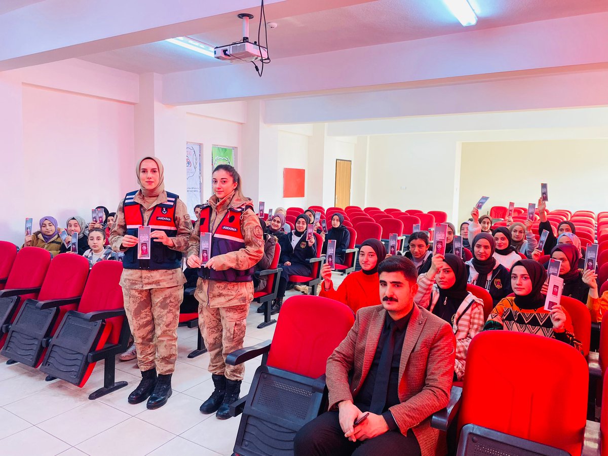 BitlisValiligi's tweet photo. Bitlis İl Jandarma Komutanlığı Aile İçi Şiddetle Mücadele ve Çocuk Kadın Kısım Amirliği ekiplerince Bitlis Eren Üniversitesi ve Mutki İmam Hatip Lisesi öğrencilerine KADES uygulaması hakkında bilgilendirmeler yapıldı.

++ https://t.co/Rk6fXZEvp1