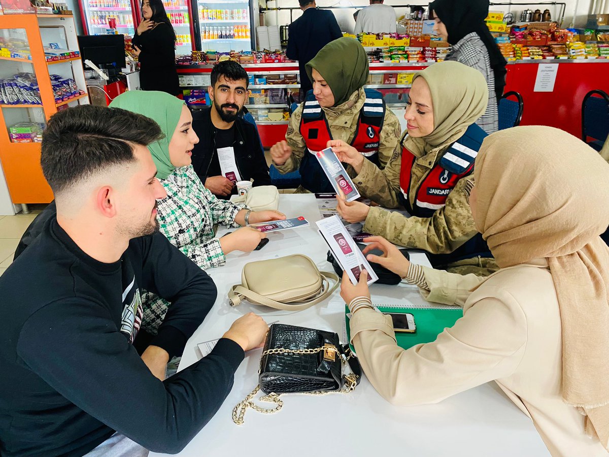 BitlisValiligi's tweet photo. Bitlis İl Jandarma Komutanlığı Aile İçi Şiddetle Mücadele ve Çocuk Kadın Kısım Amirliği ekiplerince Bitlis Eren Üniversitesi ve Mutki İmam Hatip Lisesi öğrencilerine KADES uygulaması hakkında bilgilendirmeler yapıldı.

++ https://t.co/Rk6fXZEvp1
