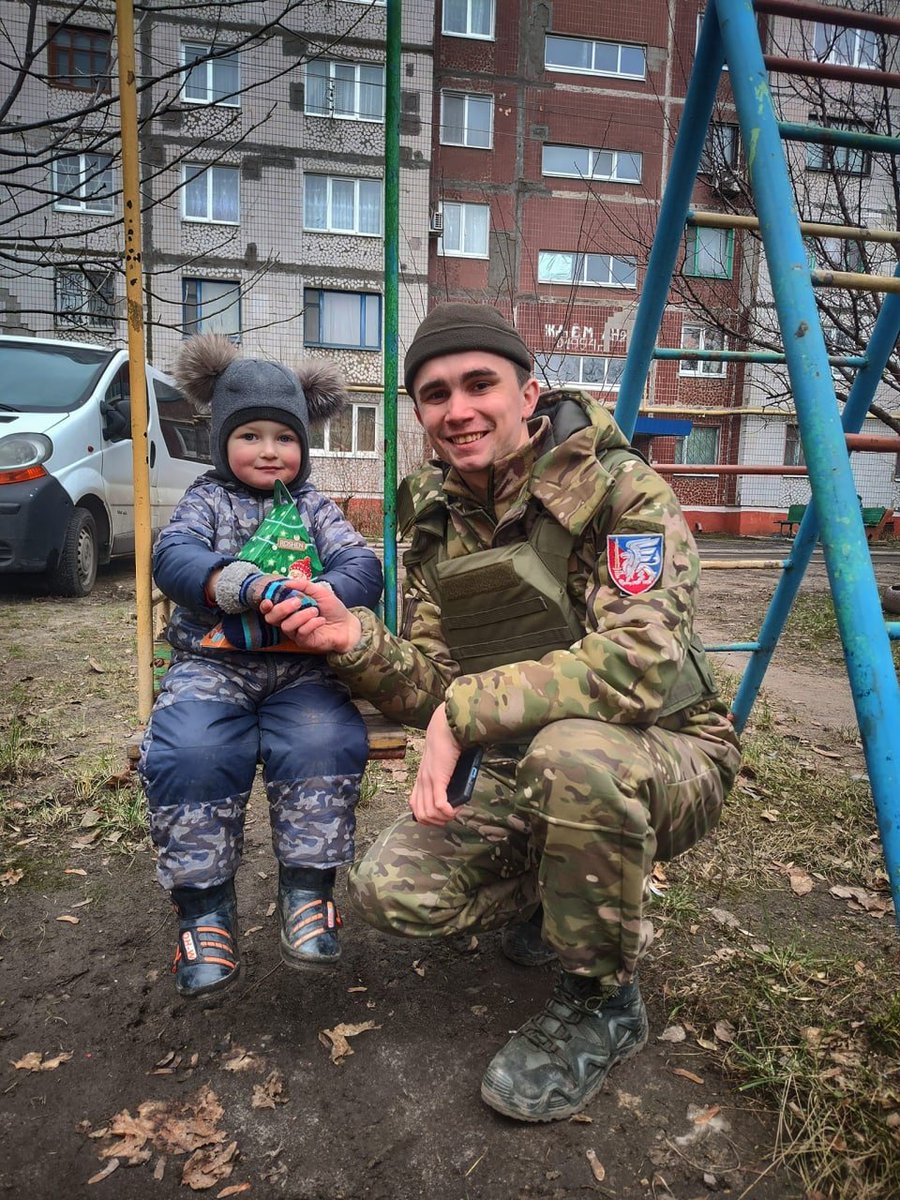 ajit4g1's tweet photo. @GlasnostGone On the eve of the New Year, servicemen of the 81st separate aeromobile brigade of the Armed Forces of Ukraine congratulated the small residents of the city of Kramatorsk with sweet gifts🎁
#ДШВ #ЗСУ #Always_First #UkrainianAirAssaultForces
#AirAssaultForcesHeroes https://t.co/49yo6vrxEA