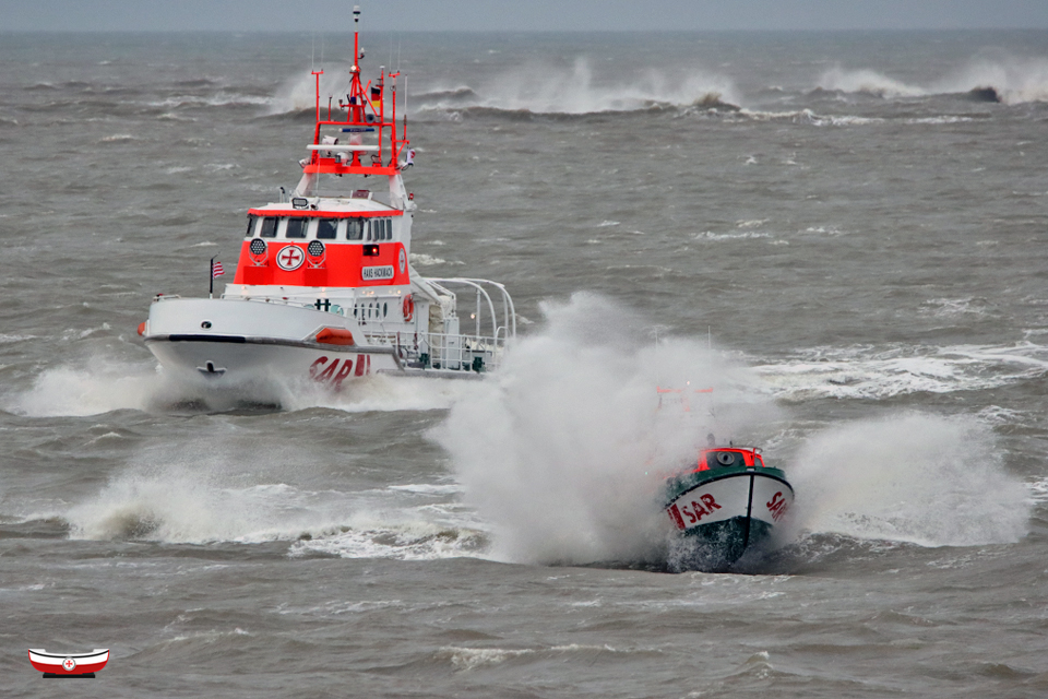 Seenotretter's tweet photo. #Seenotretter-Tradition 🌊 kurz vorm #Jahreswechsel: Vor #Norderney haben unser #Seenotrettungskreuzer HANS HACKMACK und sein #Tochterboot EMMI gestern und heute ihre Leistungsfähigkeit demonstriert. 💪😃 Danke für das Interesse an der #DGzRS! 🤝 #TeamSeenotretter 📸 Dirk Wiggers https://t.co/kfbQvqZ9f5