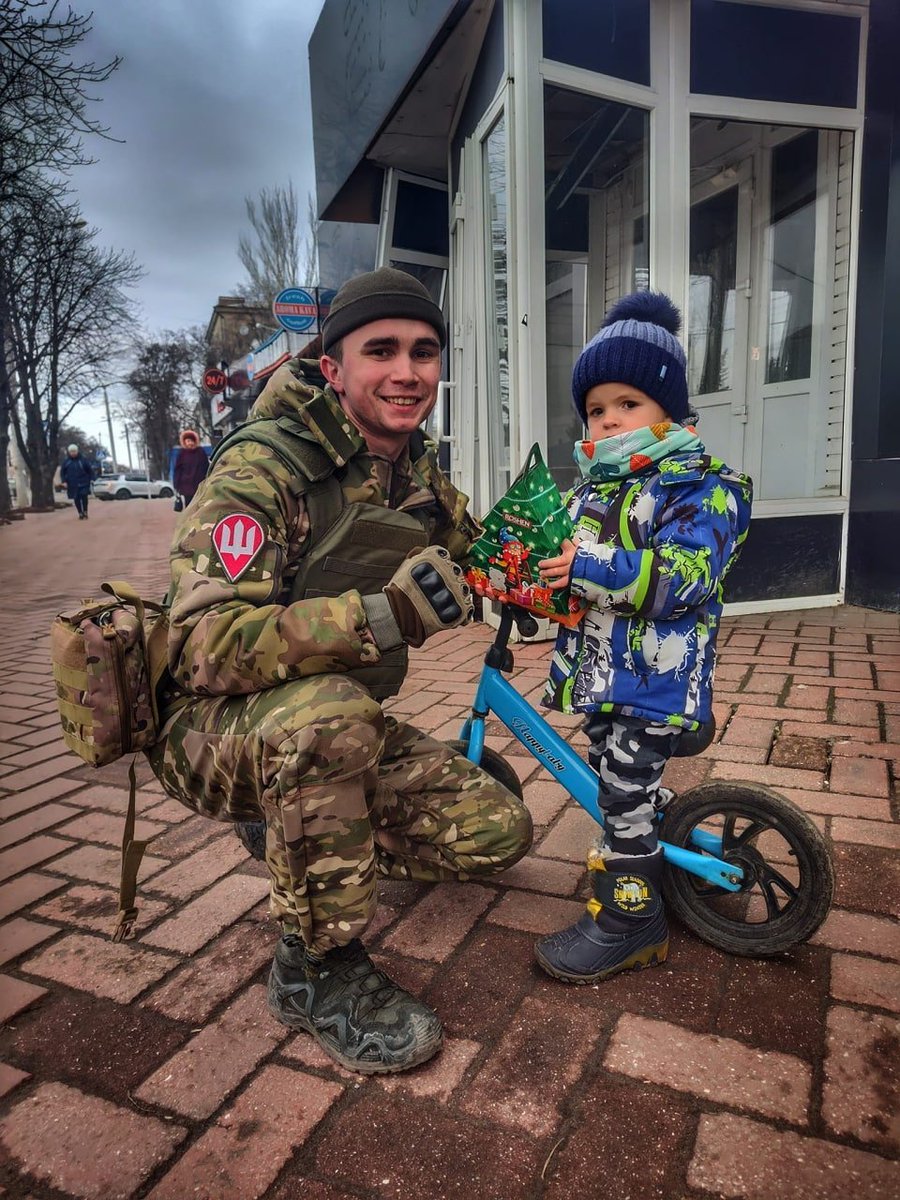 ajit4g1's tweet photo. @GlasnostGone On the eve of the New Year, servicemen of the 81st separate aeromobile brigade of the Armed Forces of Ukraine congratulated the small residents of the city of Kramatorsk with sweet gifts🎁
#ДШВ #ЗСУ #Always_First #UkrainianAirAssaultForces
#AirAssaultForcesHeroes https://t.co/49yo6vrxEA