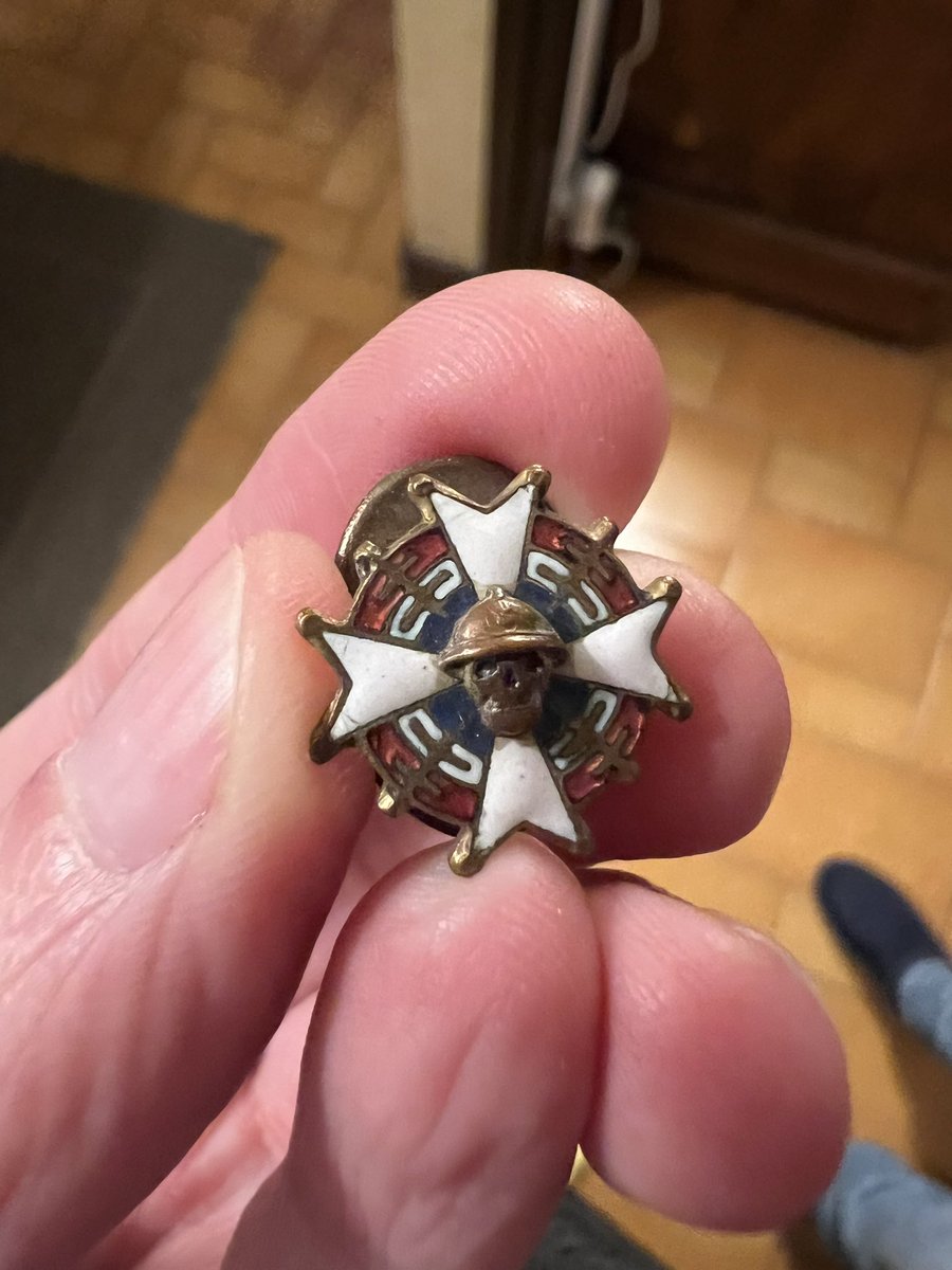 rock_agent's tweet photo. Help Twitter, une idée de ce que peut signifier cet insigne ? On sèche ! https://t.co/YonMiR0SPM