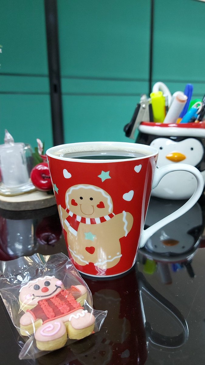 A tu salud <a href="/Moni_PS/">😇😇😇😇😇❤❤❤❤️</a> <a href="/MonyGalletas/">Mony Galletas</a> #RegresandoALaOficina #Diciembre30 #YaCasi2023