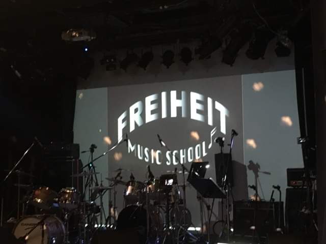 FMS29030720's tweet photo. 今年も大変お世話になりました。

2022年初のFreiheit Band Live、
youtube動��配信など
色々なことに挑戦することができた1年でした。

それもひとえに
応援してくださった皆様のおかげです。
スクール一同、心より感謝申し上げます。

それでは皆様、
どうぞ良いお年をお迎えください🎉✨ https://t.co/szy2fYiMmq