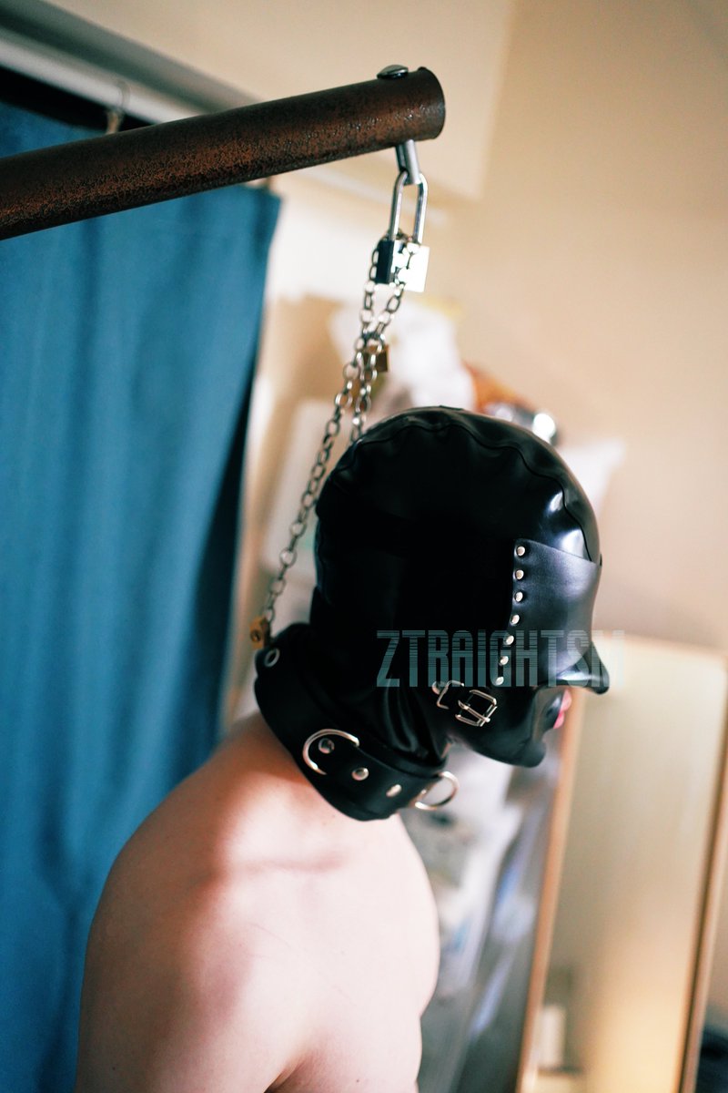 新收既固奴
鎖上頸圈頭套, 再加鎖鏈吊高
就已經走唔出呢個圓形任我玩了
