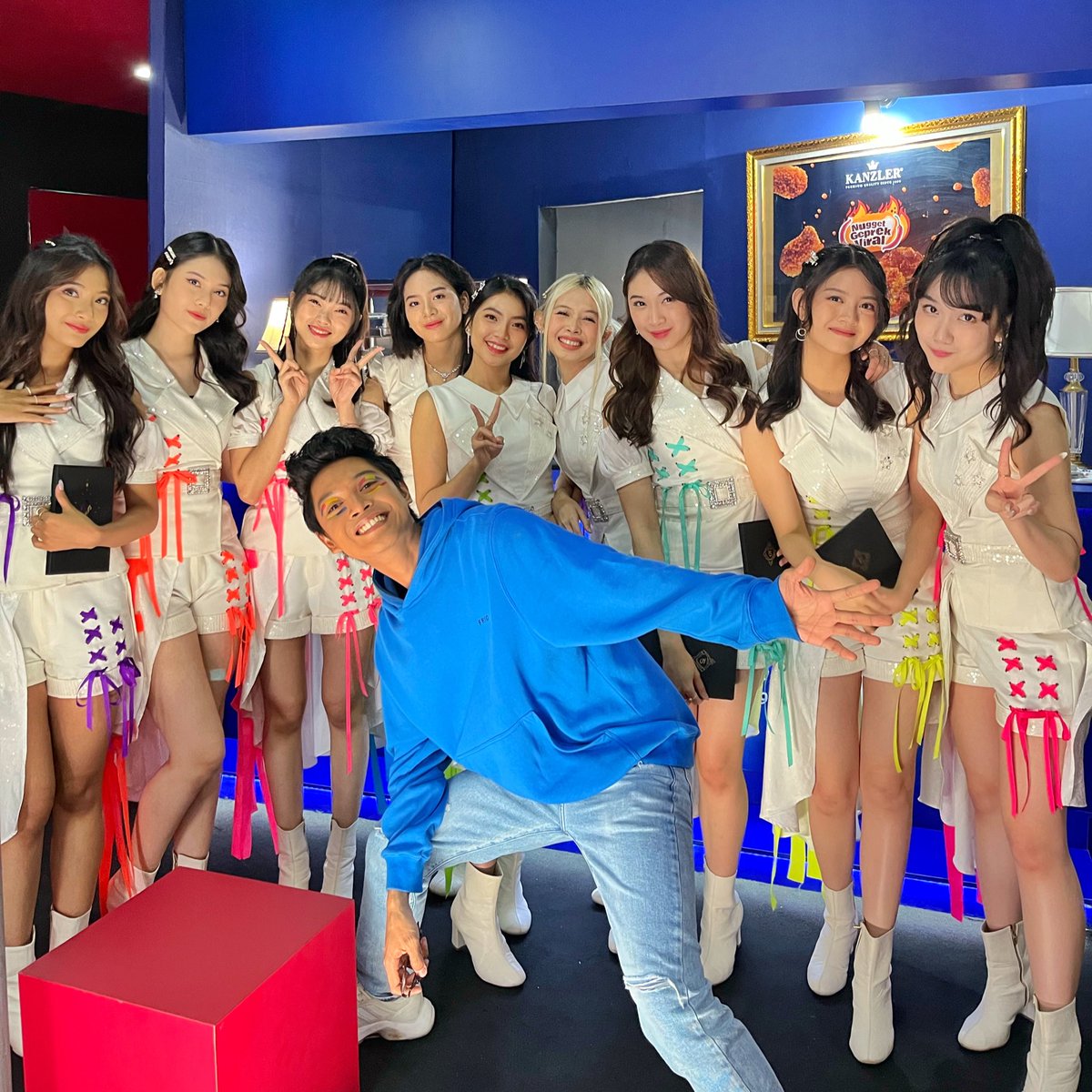 AULION's tweet photo. Seneng banget ketemu mereka! Baek-baek banget 😭 jadi pengen nonton live performancenya mereka lagii https://t.co/ixFZC8UOap