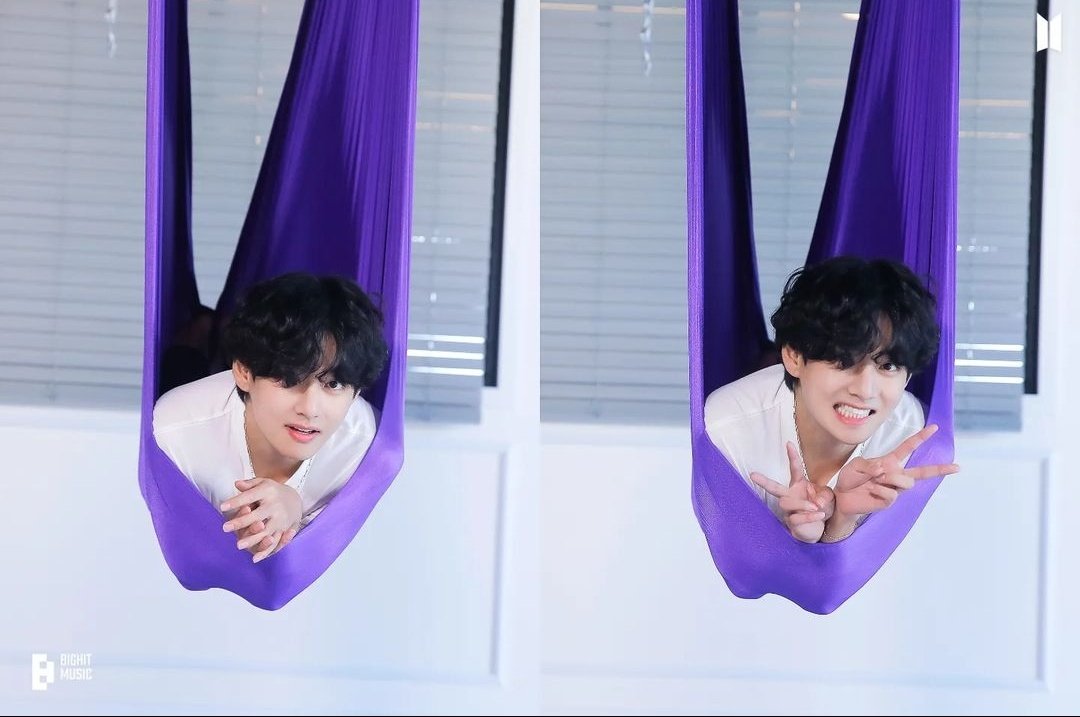 Bluesvyy's tweet photo. Taehyuunggg i know i'm late, i'm so sorry :((
Happy Birthdayy yaa 생일 축하해 taetaee  terluuvv 
Always ganteng, happy, senyum kotak nya ada teruusss dan yg paling penting stay healthy yaa
Love u banyak banyaakkk 😚😚💜💜
#HappyBirthdayTaehyung #HAPPYVDAY #TAEHYUNGDAY https://t.co/PL3ET7iH4y
