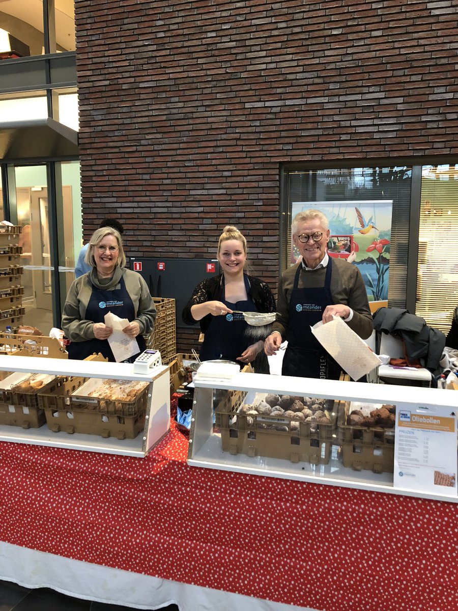 Dit jaar verkopen de Vrienden van Meander weer oliebollen in de Laan van Meander. Het goede doel is de aankleding van een nieuwe familiekamer op de afdeling Hartbewaking. Vandaag heb ik meegeholpen met de verkoop. Nooit eerder hadden we zoveel aanloop.