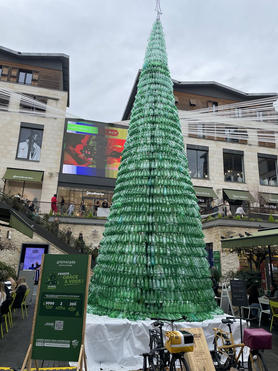 De passage dans cette belle ville de Bordeaux un petit clin d’œil à mes amis <a href="/murielpap1/">muriel papin</a> et Nicolas Thyebaut . Félicitations pour vos engagements <a href="/noplasticfrance/">NO PLASTIC IN MY SEA</a> et <a href="/NomadsSurfing/">Nomads Surfing</a> deux belles rencontres 2022 à renouveler <a href="/AesioMutuelle/">AÉSIO mutuelle</a> <a href="/paulinebiela/">Pauline BIELA</a> <a href="/syndicatECF/">ECF</a> <a href="/ChristianH2428/">Christian Hubert</a>