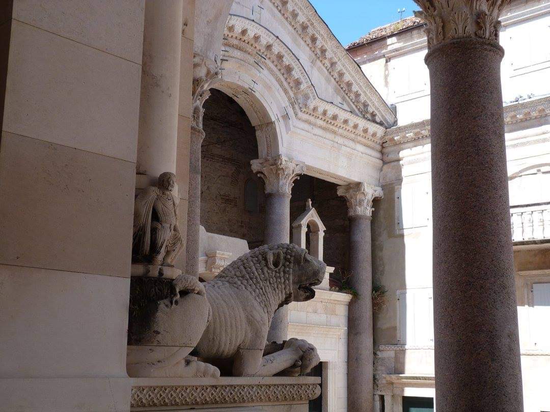 AnerDM86's tweet photo. @viajepatrimonio @CronicoViajero @itineratur @MochilaExpres @singularia_blog @viajefilos @Bromotengger @cuadernodavid @viajeschavetas @lassandaliasde @jordicanalsoler Uno viaja a Croacia con la idea de visitar Dubrovnik, pero sin duda me impresionó el Palacio de Diocleciano y el casco antiguo de Split, amén de su gastronomía y vidilla como ciudad. Volvería una y otra vez. https://t.co/fiptH0pcYT