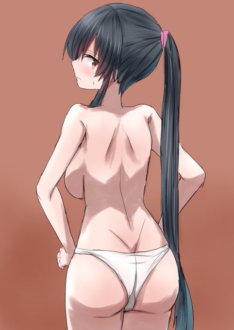 お題の下着がお尻に食い込んでいる着替え中の矢矧さんです。 