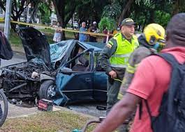 veteranacentro2's tweet photo. #Cali | Se registró un accidente de tránsito en la calle 48 con carrera 50 entre un vehículo y una bicicleta en Cali, dejando una víctima mortal, al lugar de los hechos arribaron el cuerpo de Bomberos y las autoridades quienes están investigando los motivos del accidente. https://t.co/AqXKJSb8ty