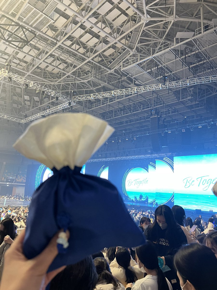 ssoool_melody's tweet photo. 4년 전에도 현식이한테 장미꽃 받았는데
이번에도 받았네 고마워 사랑해💙#BTOB_TIME_Be_Together https://t.co/NRMnENm8cy
