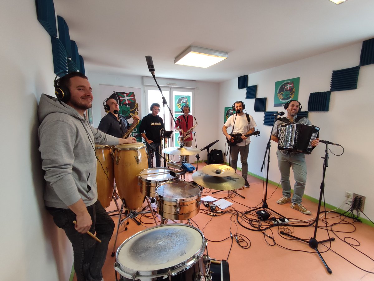 Eguberri kantuz 2022: Artistak zuzenean Euskal Irratietan | Cumbian' Bero taldea 🎙 labur.eus/o1EW4