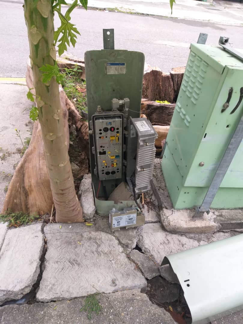 DioniBaco's tweet photo. @InterCliente @TuMundoInter @LaCaliforniaSi Así fué que dejaron parte del equipo de Inter el 23 dic.Los vecinos lo cubrieron para protegerlo. La California Norte,esquina calles Mónaco con Londres.Estamos incomunicados.Necesitamos solucion ya !!! https://t.co/2cLnNVS5XB