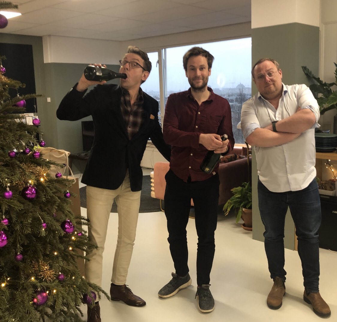 We sluiten het Quizjaar af met niemand minder dan <a href="/RoelMaalderink/">Roel Maalderink</a>! Wat weet hij van de politieke loopbaan van Dré Hazes, Sabiha Gökcen Airport en de reïncarnatiewensen van Charles III? share.podimo.com/episode/49767c…