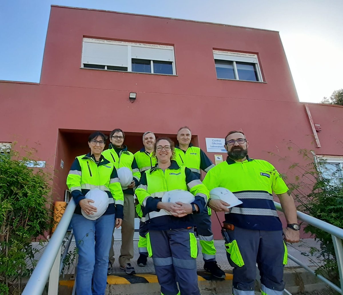 veolia_rmurcia's tweet photo. Esta Nochevieja cuando todos estemos celebrando la llegada de 2023 ellos seguirán trabajando para que siempre tengamos el mejor servicio. Son nuestr@s compañer@s de la depuradora Cabezo Beaza en #Cartagena ➡️ https://t.co/vVPvZMy8Wn