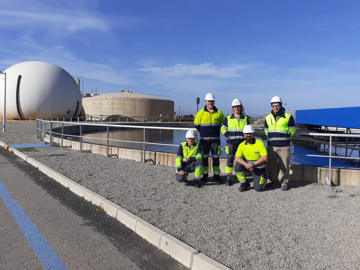 veolia_rmurcia's tweet photo. Su trabajo es esencial todos los días del año para que el agua que sale de nuestros hogares una vez utilizada se depure y vuelva al ciclo de la naturaleza. ¡Feliz Año Nuevo! 💧🎉 https://t.co/6xLOxoeOQV