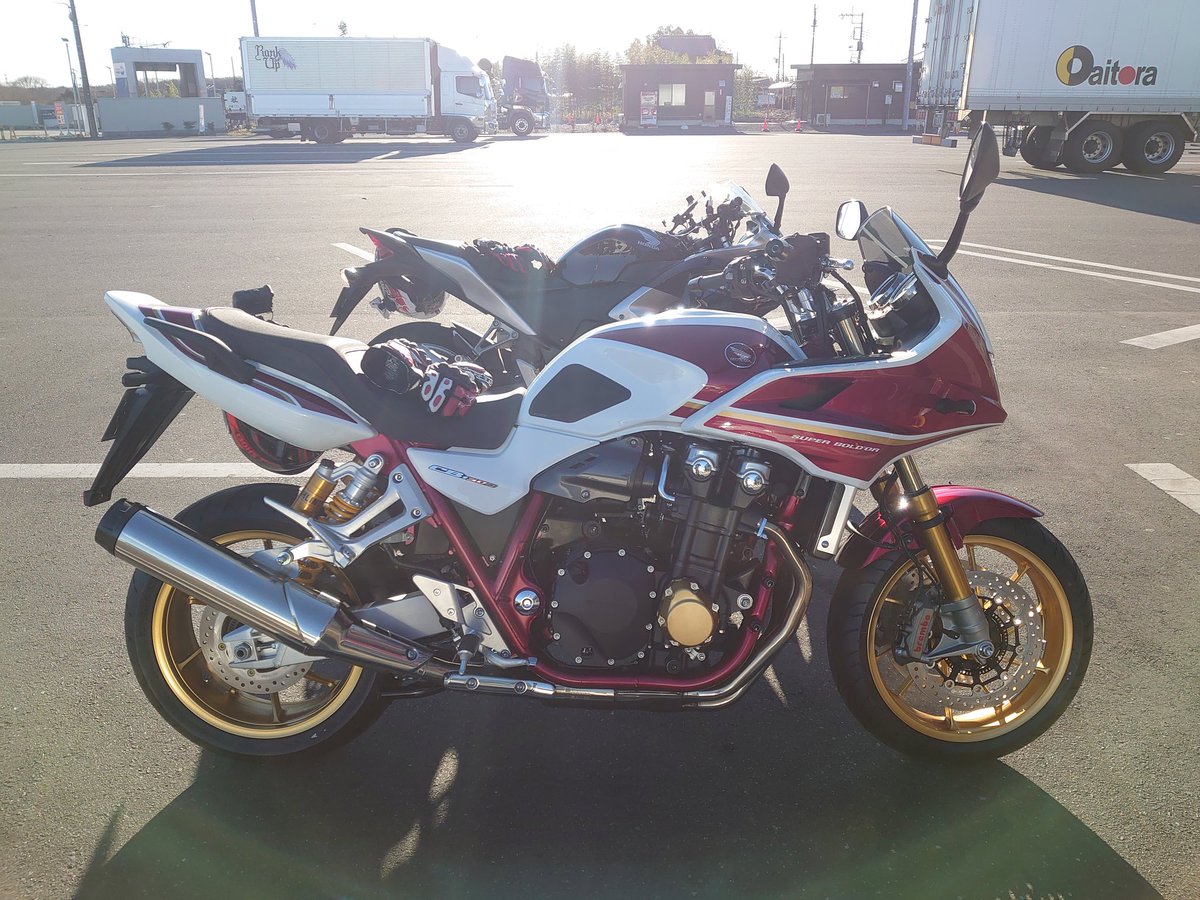 ryo_koala1000rr's tweet photo. 12月30日に安住神社まで走ってきた!
#HONDA
#CB1300SB
#SC56
#CBR250R https://t.co/2ct7famDFa