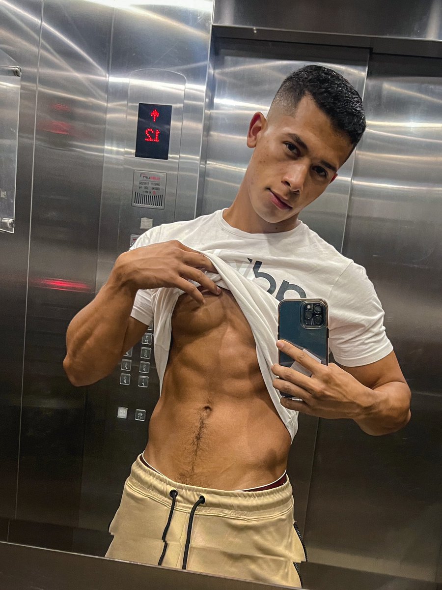 capnico3's tweet photo. Con o sin camisa ? https://t.co/uczwWpUbjh